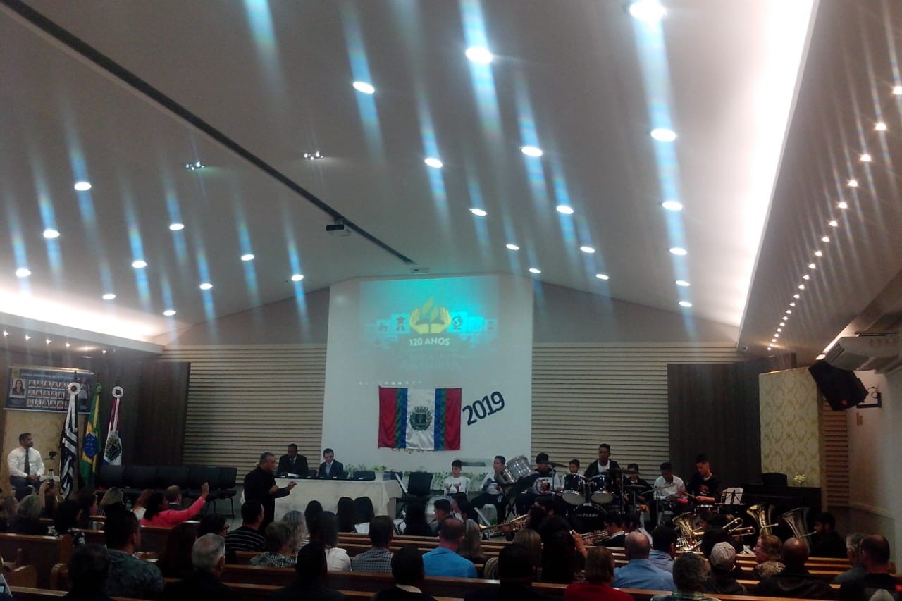 A Câmara Municipal de Pariquera-Açu realiza Sessão Solene em comemoração aos 65 anos de emancipação Político-Administrativa do Município. 